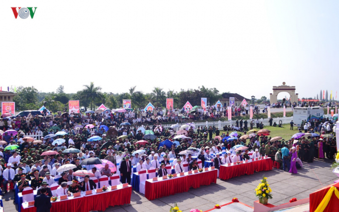 Đ&ocirc;ng đảo người d&acirc;n v&agrave; du kh&aacute;ch đ&atilde; c&oacute; mặt tham dự lễ Thượng Cờ Ng&agrave;y hội thống nhất non s&ocirc;ng. Trong ảnh l&agrave; ph&iacute;a Bắc cầu Hiền Lương