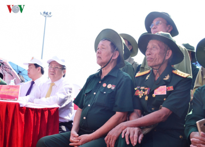 Cựu chiến binh Nguyễn Văn Đồng v&agrave; Trần Xu&acirc;n Gứng, thuộc Trung đo&agrave;n 27 Triệu Hải anh h&ugrave;ng c&oacute; mặt trong buổi lễ