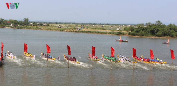 Cũng trong s&aacute;ng nay, tại Khu di t&iacute;ch lịch sử Quốc gia đặc biệt Đ&ocirc;i bờ Hiền Lương- Bến Hải khai mạc giải đua thuyền truyền thống &ldquo;Ng&agrave;y hội thống nhất non s&ocirc;ng&rdquo; tr&ecirc;n s&ocirc;ng Bến Hải thu h&uacute;t động đảo người d&acirc;n v&agrave; kh&aacute;ch đến xem, cổ vũ.