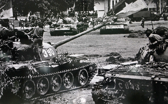 Những giờ ph&uacute;t đầu ti&ecirc;n của qu&acirc;n giải ph&oacute;ng trong s&acirc;n Dinh Độc Lập ng&agrave;y 30/4/1975.