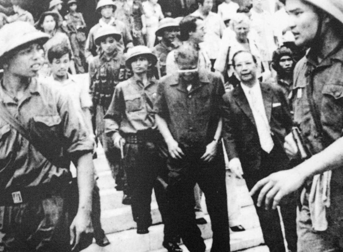 Tổng thống Dương Văn Minh c&ugrave;ng nội c&aacute;c ra trước đ&agrave;i ph&aacute;t thanh tuy&ecirc;n bố đầu h&agrave;ng v&ocirc; điều kiện, kết th&uacute;c chiến tranh tại Việt Nam.