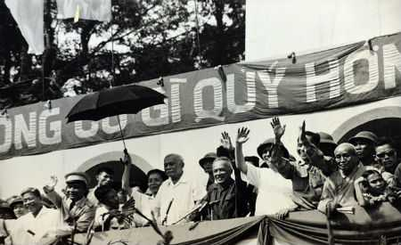 &nbsp;Chủ tịch nước T&ocirc;n Đức Thắng v&agrave; c&aacute;c đồng ch&iacute; l&atilde;nh đạo Đảng, Nh&agrave; nước tr&ecirc;n lễ đ&agrave;i ng&agrave;y 30/4/1975.