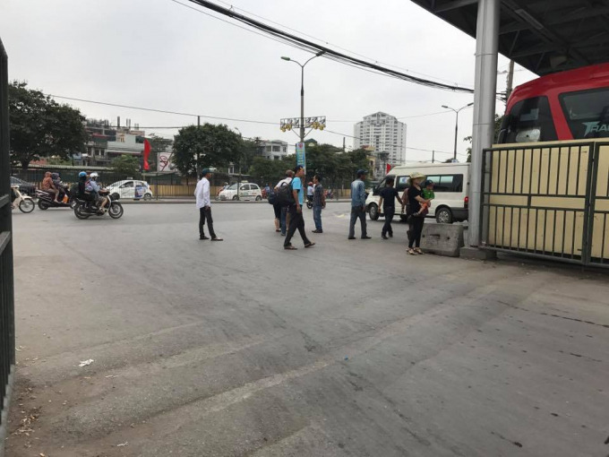 Cửa bến xe Gi&aacute;p B&aacute;t cũng chỉ c&ograve;n l&aacute;c đ&aacute;c một v&agrave;i h&agrave;nh kh&aacute;ch đi v&agrave;o t&igrave;m xe về qu&ecirc;.