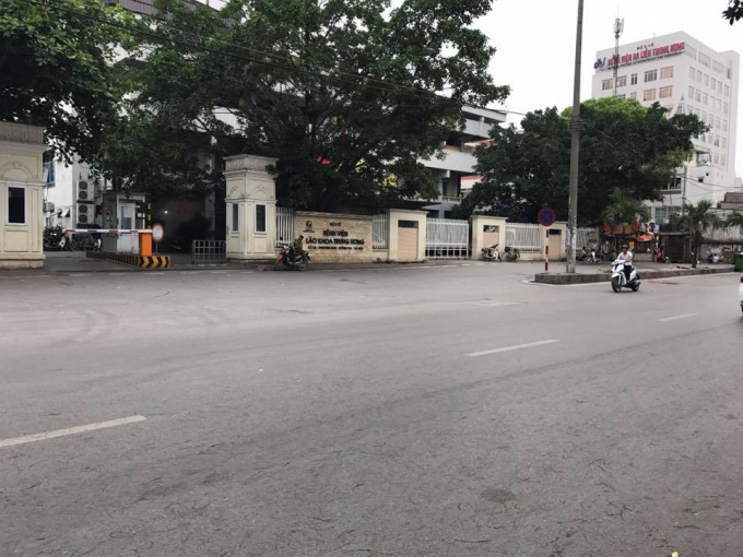 Đoạn đường trước cổng Bệnh viện Lao Phổi, Bệnh viện Việt Ph&aacute;p, v&agrave; Bệnh viện Bạch Mai hằng ng&agrave;y đ&ocirc;ng nghịt những người, xe &ocirc;m v&agrave; taxi th&igrave; h&ocirc;m nay vắng vẻ chỉ c&ograve;n một hai người xe &ocirc;m ngồi ng&oacute;n kh&aacute;ch.