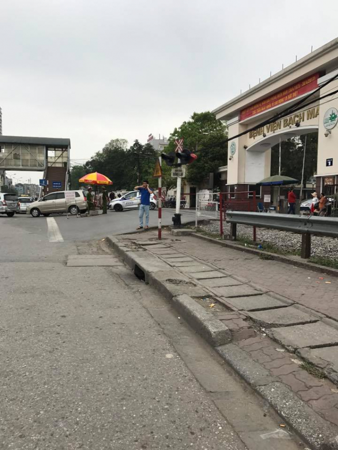 Ph&iacute;a cổng trước Bệnh viện Bạch Mai nơi l&uacute;c n&agrave;o cũng &ugrave;n &ugrave;n người th&igrave; chiều nay cũng vắng vẻ.