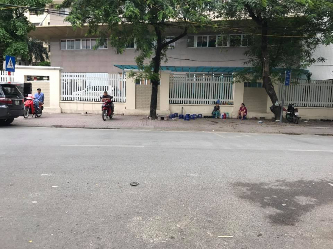 Qu&aacute;n nước ch&egrave; v&agrave; xe &ocirc;m ở cổng Bệnh Viện Da liễu Trung ương cũng kh&ocirc;ng c&oacute; một b&oacute;ng kh&aacute;ch.