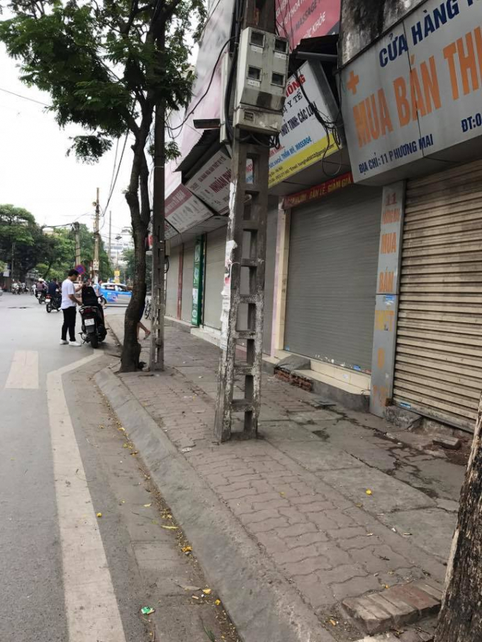 C&aacute;c cửa h&agrave;ng thuốc cạnh cổng Bệnh Viện Da Liễu cũng kh&oacute;a cửa.