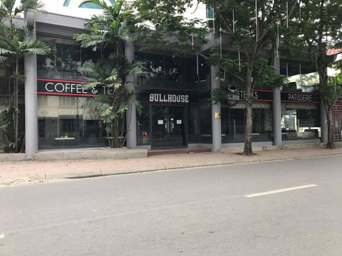 Nhiều qu&aacute;n c&agrave; ph&ecirc; dọc phố Hoa Lư buổi s&aacute;ng vẫn mở cửa nhưng đến chiều đ&atilde; đ&oacute;ng cửa v&igrave; kh&ocirc;ng c&oacute; kh&aacute;ch.