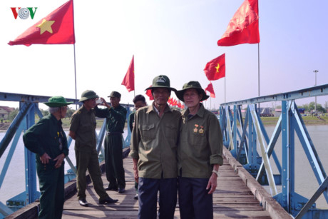 C&aacute;c cựu chiến binh bồi hồi, n&aacute;o nức thăm lại di t&iacute;ch lịch sử cầu Hiền Lương.