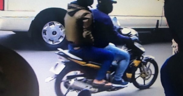 Clip 2 tên cướp ngân hàng ABBank tháo chạy bằng xe Exciter