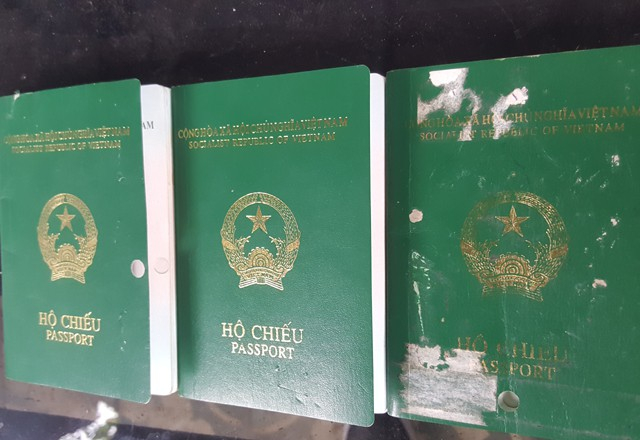 3 cuốn hộ chiếu mang t&ecirc;n Vương Thị Ho&agrave;i Thu d&aacute;n ảnh ch&acirc;n dung b&agrave; Trần Thị B&igrave;nh
