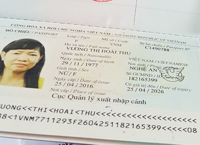 Cuốn hộ chiếu cấp đổi lần cuối c&ugrave;ng mang t&ecirc;n Vương Thị Ho&agrave;i Thu với ảnh ch&acirc;n dung của b&agrave; Trần Thị B&igrave;nh. Với cuốn hộ chiếu n&agrave;y, b&agrave; B&igrave;nh được l&agrave;m thủ tục XKLĐ với t&ecirc;n người kh&aacute;c v&agrave; tử vong sau đ&oacute; kh&ocirc;ng l&acirc;u