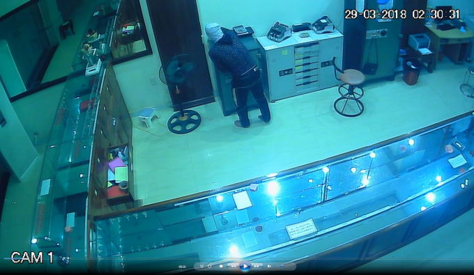 H&igrave;nh ảnh t&ecirc;n trộm được camera ghi lại.