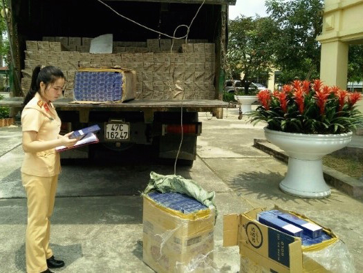 Lực lượng chức năng đang tiến h&agrave;nh kiểm tra tang vật.