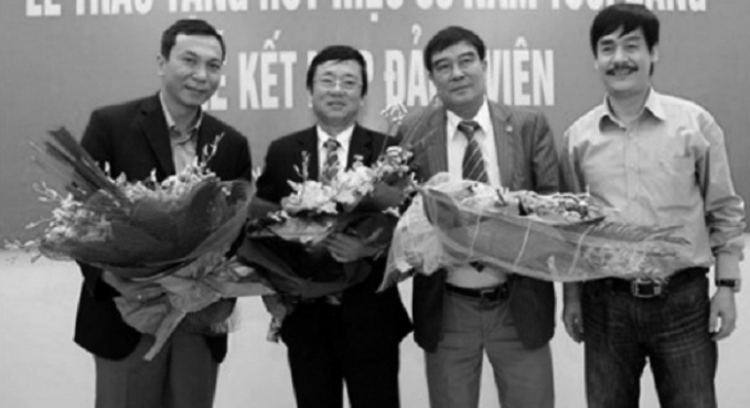 &Ocirc;ng Nguyễn Văn Chương (ngo&agrave;i c&ugrave;ng b&ecirc;n phải) v&agrave; &ocirc;ng Trần Quốc Tuấn (ngo&agrave;i c&ugrave;ng b&ecirc;n tr&aacute;i) trong một buổi Lễ kết nạp đảng vi&ecirc;n.