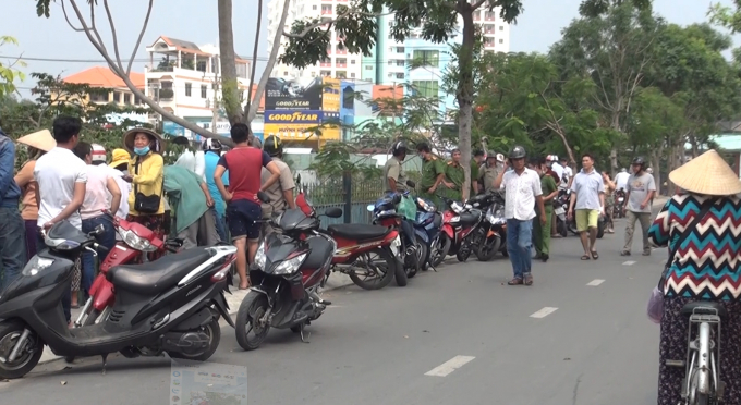 Nhiều người d&acirc;n hiếu kỳ đứng theo d&otilde;i