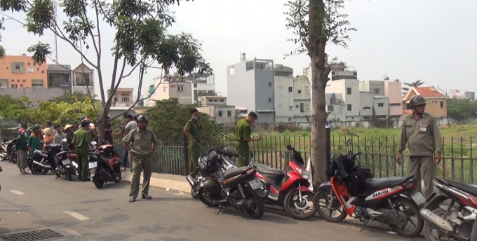 Lực lượng chức năng c&oacute; mặt kh&aacute;m nghiệm hiện trường