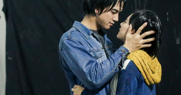 Trót vụt mất nụ hôn trong phim, Hoàng Yến Chibi quyết hôn bằng được Tiến Vũ ngoài đời