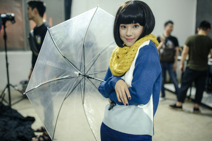 Tr&oacute;t vụt mất nụ h&ocirc;n trong phim, Ho&agrave;ng Yến Chibi quyết h&ocirc;n bằng được Tiến Vũ ngo&agrave;i đời