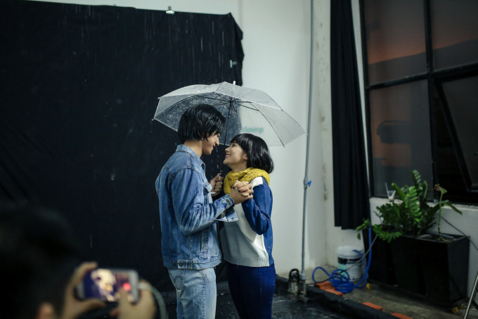 Tr&oacute;t vụt mất nụ h&ocirc;n trong phim, Ho&agrave;ng Yến Chibi quyết h&ocirc;n bằng được Tiến Vũ ngo&agrave;i đời