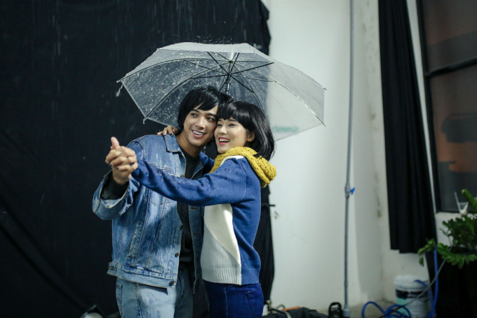 Tr&oacute;t vụt mất nụ h&ocirc;n trong phim, Ho&agrave;ng Yến Chibi quyết h&ocirc;n bằng được Tiến Vũ ngo&agrave;i đời