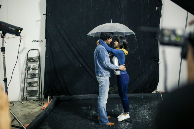 Tr&oacute;t vụt mất nụ h&ocirc;n trong phim, Ho&agrave;ng Yến Chibi quyết h&ocirc;n bằng được Tiến Vũ ngo&agrave;i đời