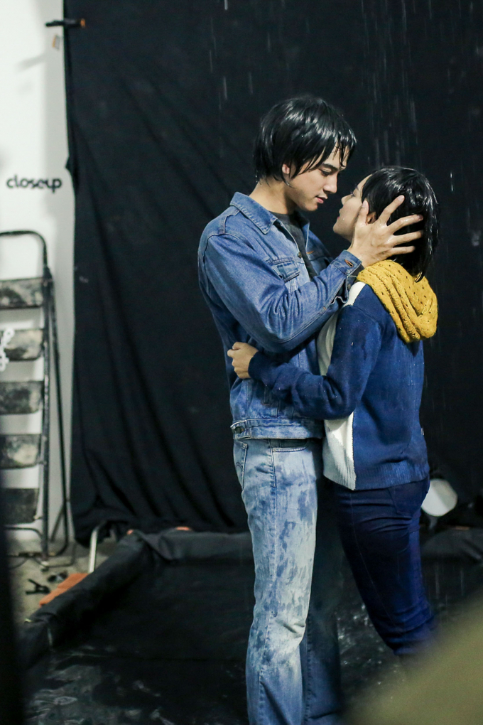 Tr&oacute;t vụt mất nụ h&ocirc;n trong phim, Ho&agrave;ng Yến Chibi quyết h&ocirc;n bằng được Tiến Vũ ngo&agrave;i đời