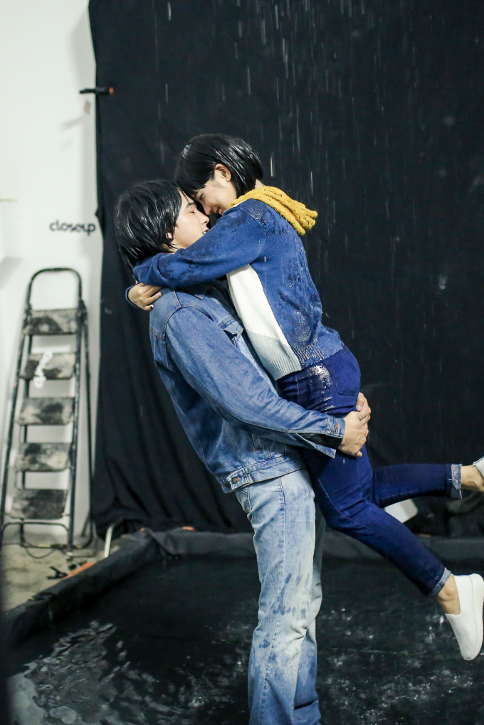 Tr&oacute;t vụt mất nụ h&ocirc;n trong phim, Ho&agrave;ng Yến Chibi quyết h&ocirc;n bằng được Tiến Vũ ngo&agrave;i đời