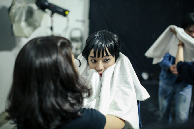 Tr&oacute;t vụt mất nụ h&ocirc;n trong phim, Ho&agrave;ng Yến Chibi quyết h&ocirc;n bằng được Tiến Vũ ngo&agrave;i đời