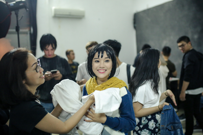 Tr&oacute;t vụt mất nụ h&ocirc;n trong phim, Ho&agrave;ng Yến Chibi quyết h&ocirc;n bằng được Tiến Vũ ngo&agrave;i đời