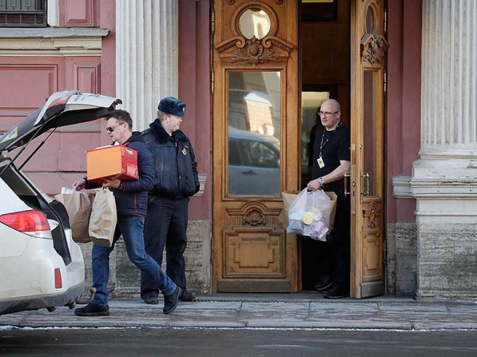 Nh&acirc;n vi&ecirc;n l&atilde;nh sự qu&aacute;n Mỹ tại St. Petersburg thu dọn h&agrave;nh l&yacute; ra khỏi trụ sở ng&agrave;y 30-3, sau khi Nga ra lệnh đ&oacute;ng cửa l&atilde;nh sự. Ảnh: AP
