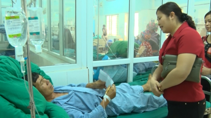 Ch&iacute;nh quyền địa phương đến thăm hỏi nạn nh&acirc;n trong vụ ngộ độc nấm.&nbsp;