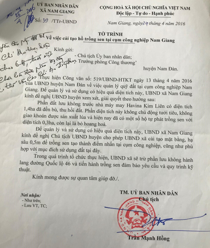 Trong khi đ&oacute; tờ tr&igrave;nh của UBND x&atilde; v&agrave; được UBND huyện Nam Đ&agrave;n ph&ecirc; duyệt th&igrave; hồ trồng sen n&agrave;y chỉ được m&uacute;c s&acirc;u xuống khoảng 0,5 m.