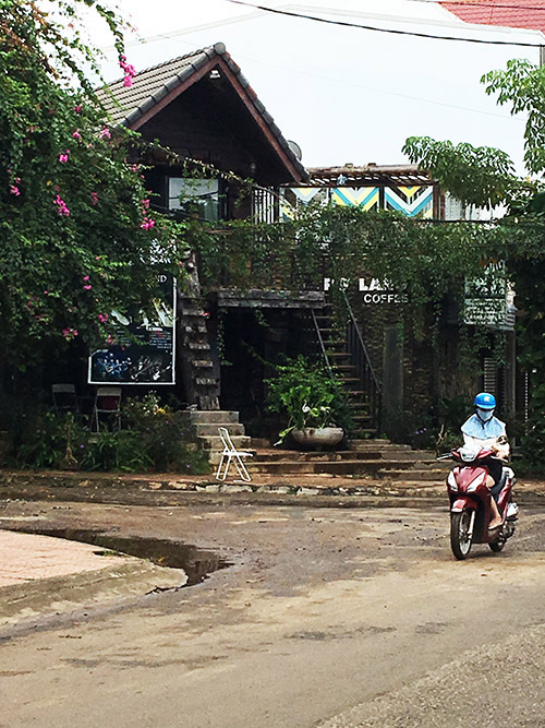 Qu&aacute;n c&agrave; ph&ecirc; Pơ Lang nh&igrave;n từ xa vẫn bất chấp quy định của ph&aacute;p luật&nbsp;