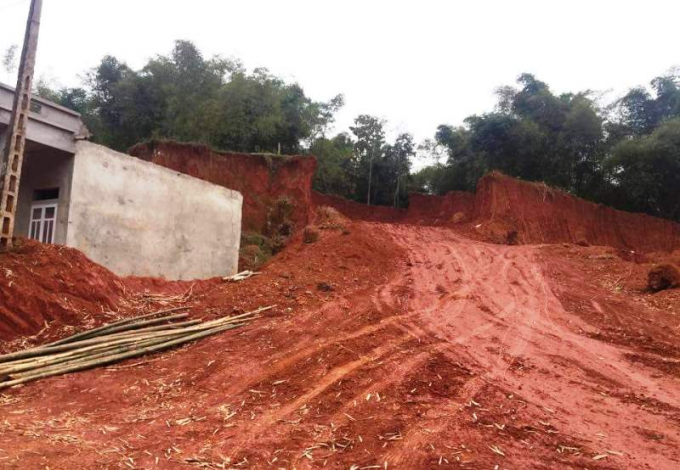 Quả đồi n&aacute;t tươm v&igrave; doanh nghiệp m&uacute;c đất bừa b&atilde;i. Ảnh: Nguyệt Chi