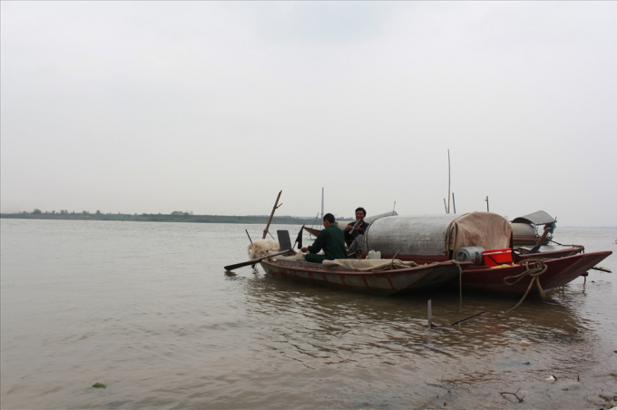 Người d&acirc;n l&agrave;ng ch&agrave;i tranh thủ nghỉ ngơi trước khi đi đ&aacute;nh c&aacute;