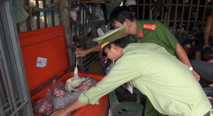 Lực lượng chức năng kiểm tra số nội tạng v&agrave; tiết heo.