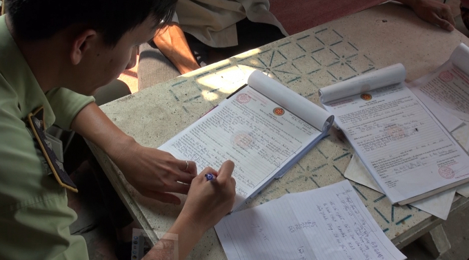 Cơ quan chức năng lập bi&ecirc;n bản tạm giữ số nội tạng v&agrave; tiết heo để điều tra l&agrave;m r&otilde;