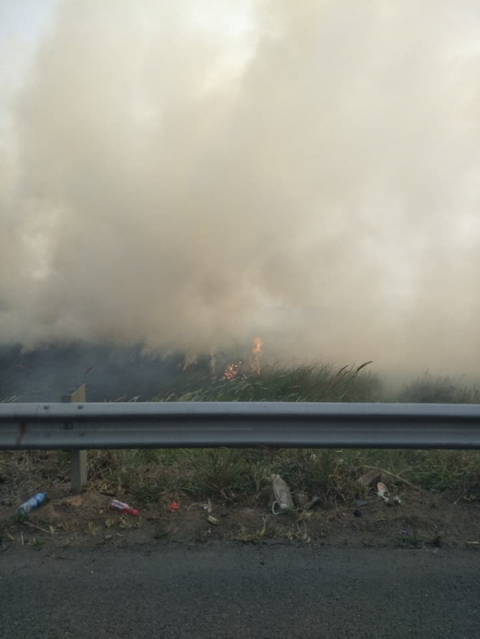 Người d&acirc;n đốt cỏ g&acirc;y kh&oacute;i m&ugrave; mịt. ảnh: UB Tung.