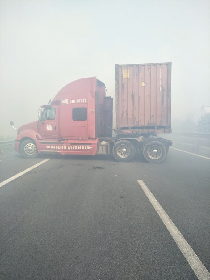 Chiếc xe container chắn ngang đường cao tốc. ảnh:UB Tung.