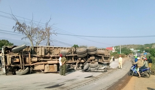 Lâm Đồng: Xe tải chở xi măng lật ngửa trên Quốc lộ