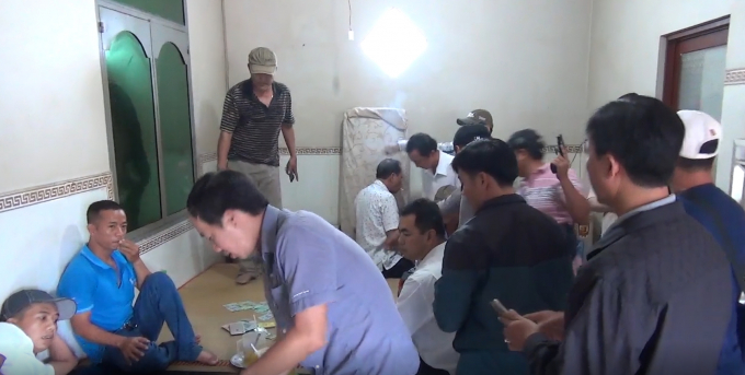 C&aacute;c đối tượng bị bắt quả tang.