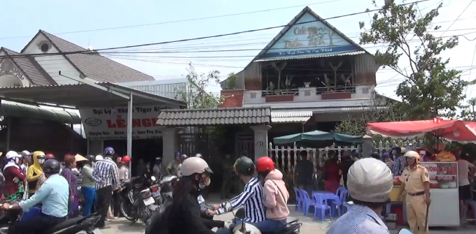 Rất đ&ocirc;ng người d&acirc;n theo d&otilde;i vụ việc.