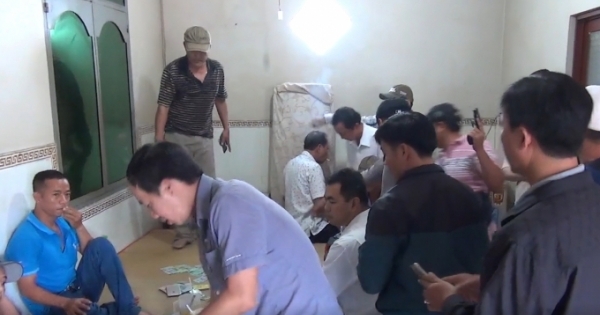 Kiên Giang: Bắt quả tang cán bộ thuế và ngân hàng đang say sưa đánh bạc