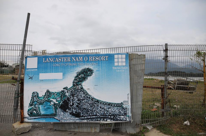Ng&agrave;y 21/3, người d&acirc;n tụ tập phản đối chủ dự &aacute;n Lancaster Nam &Ocirc; đ&atilde; chặn đường xuống biển của người d&acirc;n.