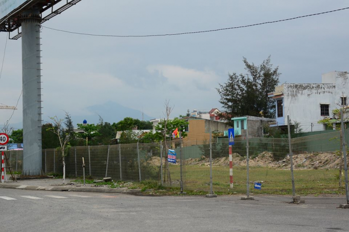 Sau đ&oacute;, ng&agrave;y 23/3, B&iacute; thư Th&agrave;nh ủy Đ&agrave; Nẵng Trương Quang Nghĩa&nbsp;đ&atilde; c&oacute; mặt tại nơi xảy ra sự việc v&agrave; chỉ đạo mở đường xuống biển cho người d&acirc;n.