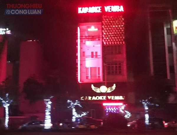 Qu&aacute;n Ruby Club v&agrave; qu&aacute;n karaoke Vemba d&ugrave; chưa đảm bảo an to&agrave;n về PCCC, nhưng vẫn trưng biển hiệu rất ho&agrave;nh tr&aacute;ng v&agrave; hoạt động v&ocirc; c&ugrave;ng tấp nập.