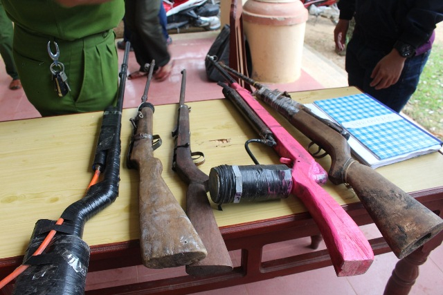 S&uacute;ng tự chế cơ quan chức năng thu hồi từ người d&acirc;n. Ảnh: CA Quảng Nam.