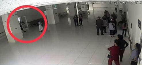 H&igrave;nh ảnh b&aacute;c sỹ bị h&agrave;nh hung được khoanh tr&ograve;n đỏ.