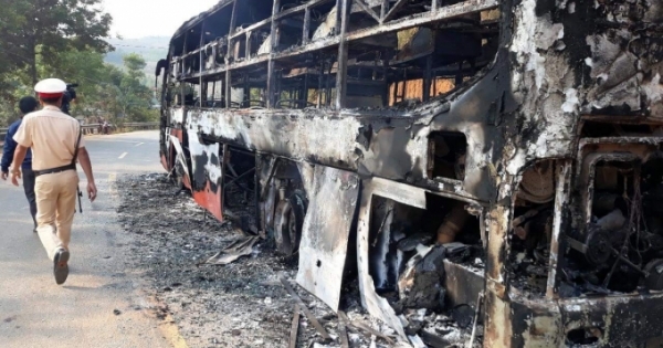 Kon Tum: Xe giường nằm bốc cháy giữ dội, hàng chục hành khách hoảng loạn